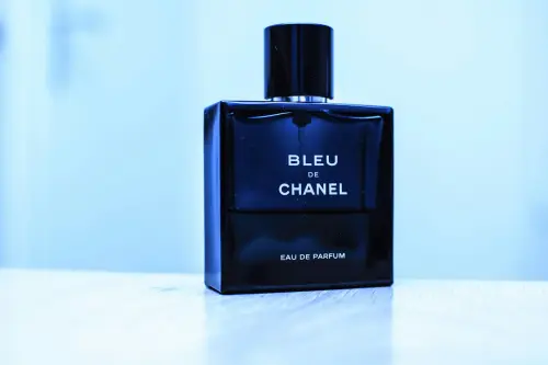 Luxury Botanical Perfume with Water Splashes — AI Photo Editing Prompt on Faymas
