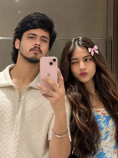 “Cute Couple Mirror Selfie” — AI Photo Editing Prompt on Faymas